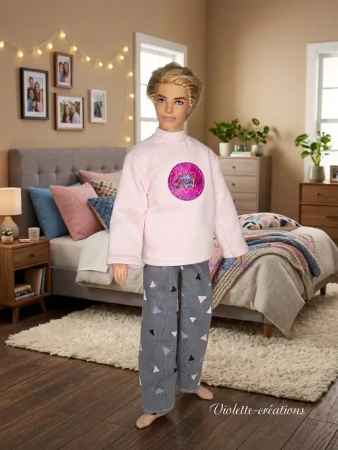 Pyjama Coton Rose & Gris • Tenue de Nuit Poupée mannequin type Ken Pyjama en coton 2 pièces pour poupée type Ken, haut rose uni et pantalon gris imprimé géométrique, portant l'étiquette 'Violette-créations