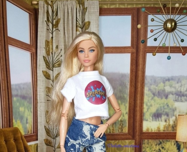 Tenue d'été pour poupée Barbie composée d'un crop top en jersey blanc avec un transfert coloré 