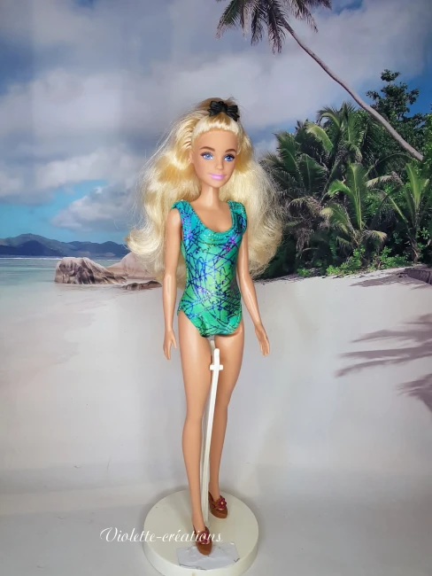 Maillot de bain 1 pièce turquoise à motifs colorés pour poupée mannequin type Barbie, tenue de plage estivale.