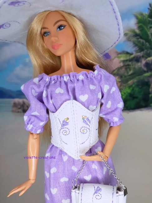 Tenue romantique violette pour poupée type Barbie – robe coton, corset blanc, chapeau et sac Tenue violette romantique avec chapeau et sac pour poupée Barbie