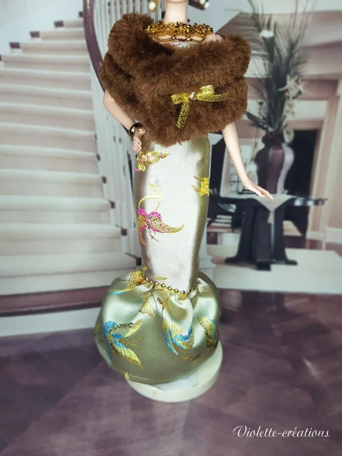 Robe sirène glamour pour poupée Barbie – Violette-créations Poupée type Barbie portant une robe sirène satinée brodée avec étole en fausse fourrure brune