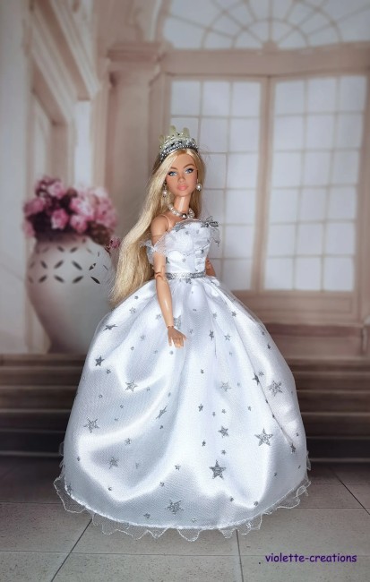 Robe princesse blanche étoilée – Poupée mannequin Barbie Robe de princesse blanche étoilée pour poupée Barbie, création artisanale.