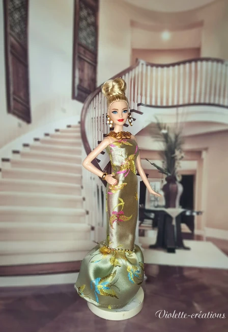 Robe sirène glamour pour poupée Barbie – Violette-créations Poupée type Barbie portant une robe sirène satinée brodée avec étole en fausse fourrure brune