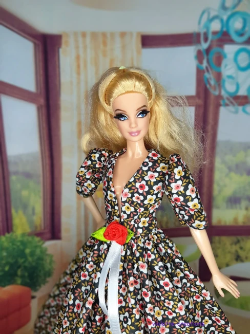 Robe Princesse Fleurie Noire et Rouge pour Poupée type Barbie | Violette-créations Robe de bal pour poupée type Barbie en coton imprimé floral noir avec petites fleurs rouges et blanches, décolleté V, rose rouge et ruban blanc à la taille, création artisanale Violette-Creations