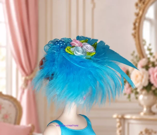 Bibi Bleu Turquoise et Roses de Soie pour Poupée type Barbie | violette-creations Bibi bleu turquoise pour poupée avec panache de plumes et bouquet de mini roses en ruban.