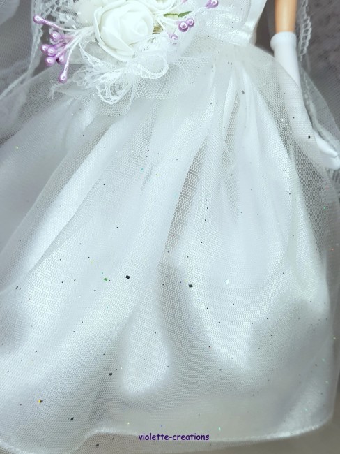 Robe de mariée artisanale pour poupée mannequin 29 cm avec voile en dentelle, collier, boucles d’oreilles et gants – violette-créations