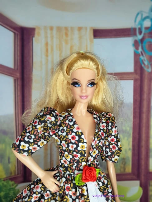 Robe Princesse Fleurie Noire et Rouge pour Poupée type Barbie | Violette-créations Robe de bal pour poupée type Barbie en coton imprimé floral noir avec petites fleurs rouges et blanches, décolleté V, rose rouge et ruban blanc à la taille, création artisanale Violette-Creations