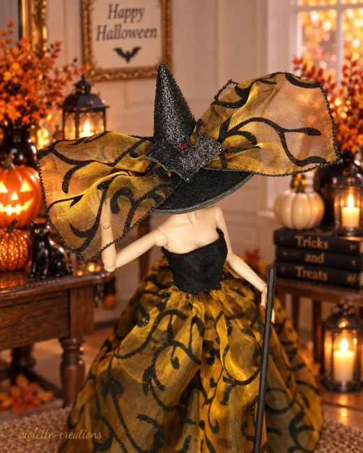 Barbie Sorcière Halloween - Poupée Mannequin avec Robe en Organza et Chapeau Pailleté Barbie en robe de sorcière pour Halloween, avec chapeau en paillettes noires et balai.
