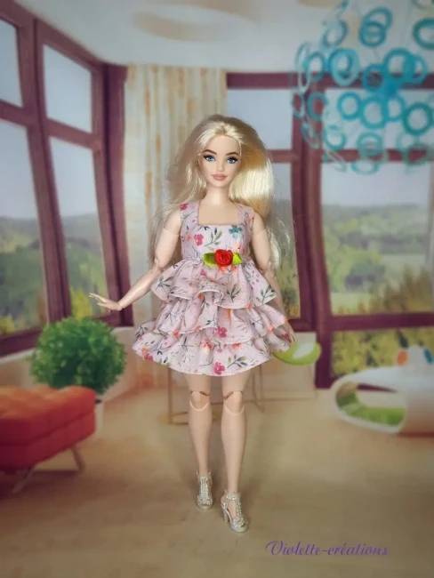 robe-ete-fleurs-rose-poupee-barbie-curvy-violette-creations (2) Robe d'été en coton rose à motif floral et volants pour poupée mannequin type Barbie Curvy, création artisanale Violette-Créations.