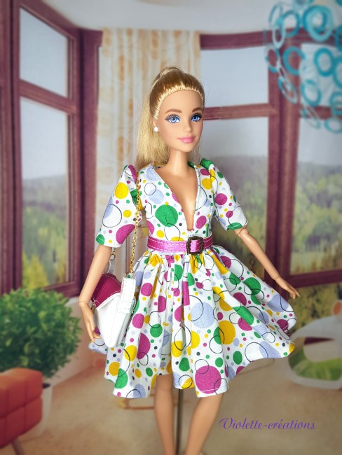 Robe d'été blanche en coton à motifs bulles colorées et sa ceinture rose en simili-cuir pour poupée type barbie, création artisanale par Violette-créations.