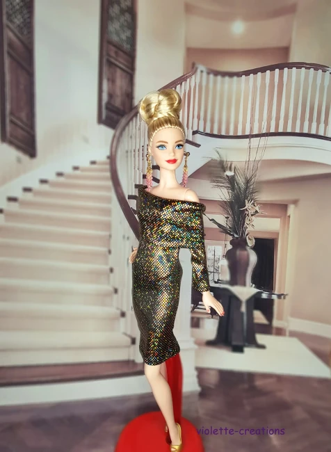 Robe de soirée fourreau pour poupée mannequin en jersey hologramme or et noir avec reflets multicolores