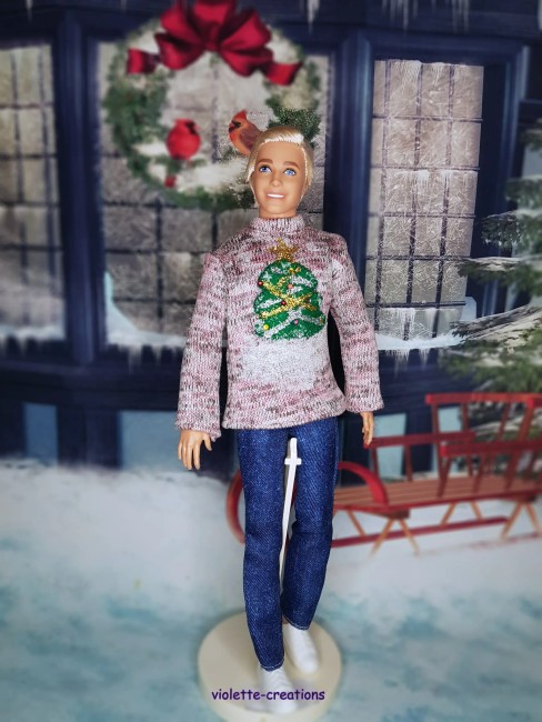 Pull Noël Poupée Ken- Maille Jersey Coton Scintillant Pull de Noël artisanal en maille jersey coton pour poupée ken , Motif sapin en appliqué feutrine avec strass et paillettes neige.