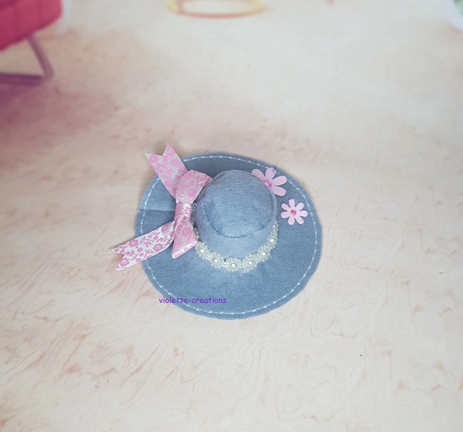 chapeau feutrine gris fleurs roses pour poupée Barbie