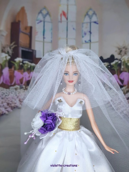 Robe de mariée artisanale blanche et dorée avec voile et bouquet pour poupée mannequin 29 cm (type Barbie) – violette-créations