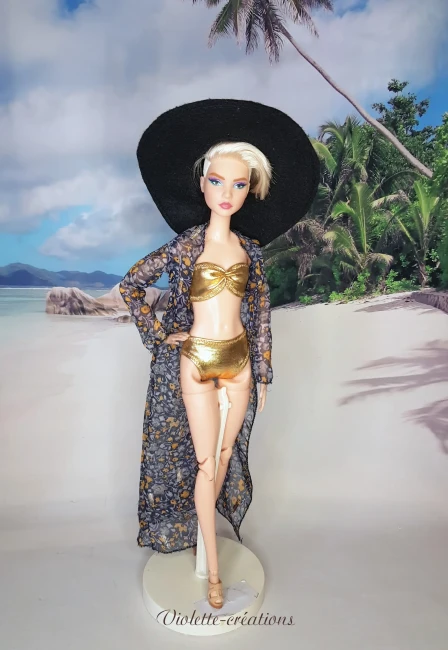 Maillot de Bain Doré & Kimono de Plage pour Poupée Mannequin type Barbie Poupée mannequin type Barbie portant un maillot de bain 2 pièces doré brillant et un long kimono de plage transparent