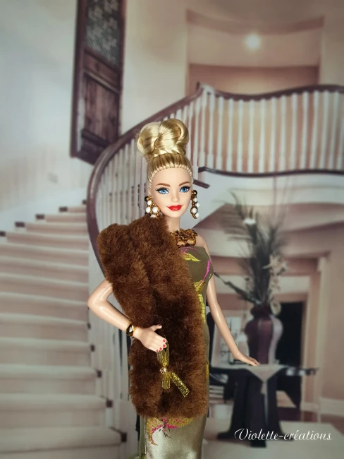 Robe sirène glamour pour poupée Barbie – Violette-créations Poupée type Barbie portant une robe sirène satinée brodée avec étole en fausse fourrure brune