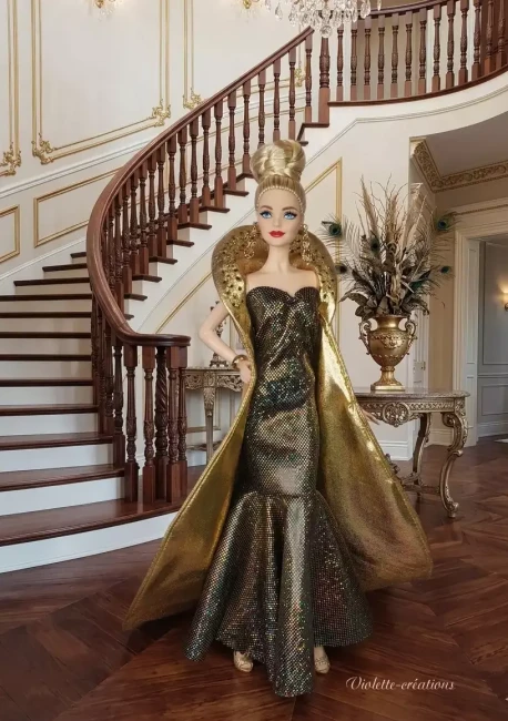 Robe Sirène et Cape Or pour Poupée Barbie| Violette-Créations Robe sirène holographique et cape dorée à grand col pour poupée Barbie, création artisanale Violette-Créations
