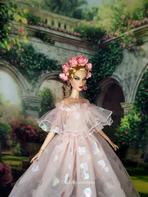 Robe de princesse rose saumon en tulle à cœurs et serre-tête fleuri sur poupée type Barbie