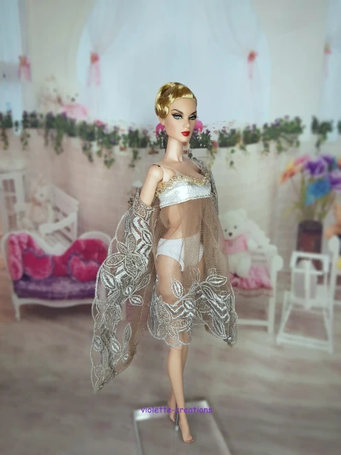 Tenue de nuit luxe pour poupée type Barbie, ensemble champagne et or avec déshabillé brodé et perles.
