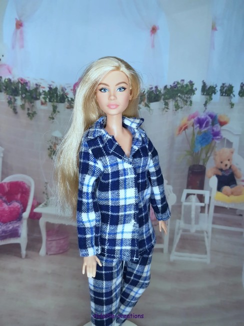 Pyjama en flanelle de coton bleu à carreaux porté par poupée Barbie, création artisanale Violette Créations