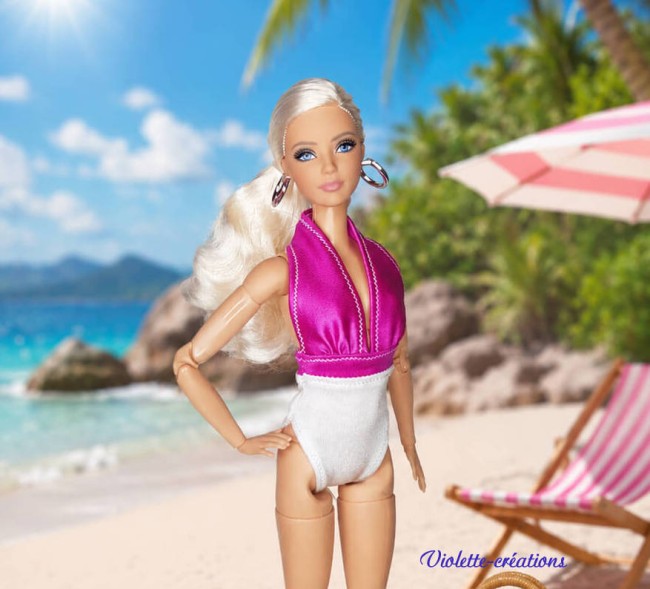 Maillot de bain rose et blanc en jersey pour poupée barbie | Violette-créations Poupée mannequin blonde portant un maillot de bain en jersey rose et blanc, création artisanale signée Violette-créations