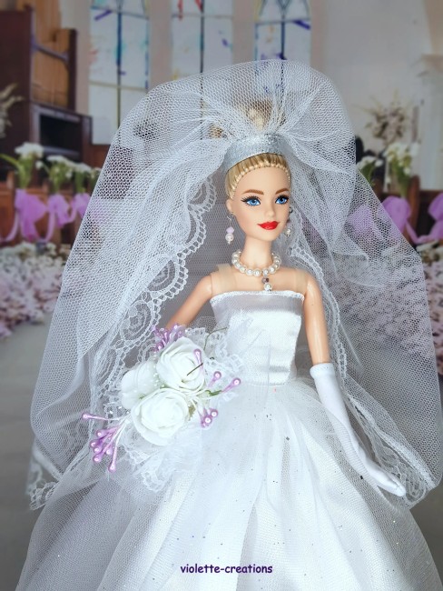 Robe de mariée artisanale pour poupée mannequin 29 cm avec voile en dentelle, collier, boucles d’oreilles et gants – violette-créations