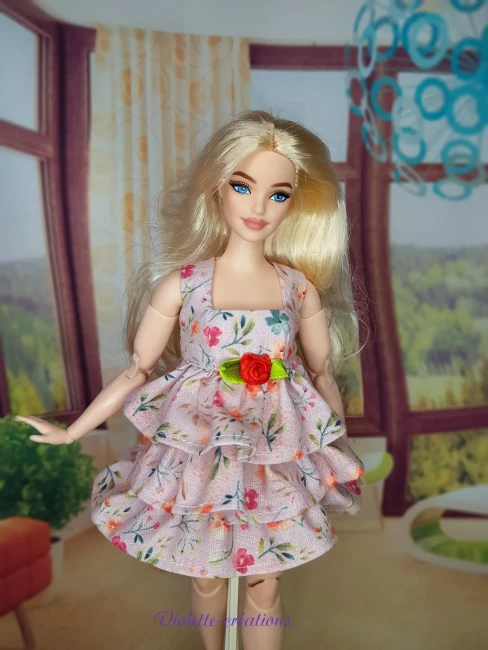 robe-ete-fleurs-rose-poupee-barbie-curvy-violette-creations (3) Robe d'été en coton rose à motif floral et volants pour poupée mannequin type Barbie Curvy, création artisanale Violette-Créations.