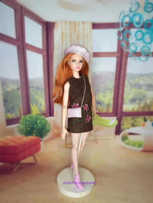 Robe Poupée barbie Suédine Brodée & simili Cuir Rose | Violette Créations Tenue poupée barbie robe suédine marron avec broderie fleurs rose et béret simili cuir métallisé