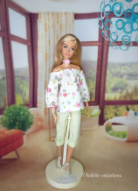 tenue-poupee-barbie-blouse-fleuri-pantacourt-vert (2) Tenue d'été fait main pour poupée type Barbie : blouse florale à épaules dénudées et pantacourt vert pastel.