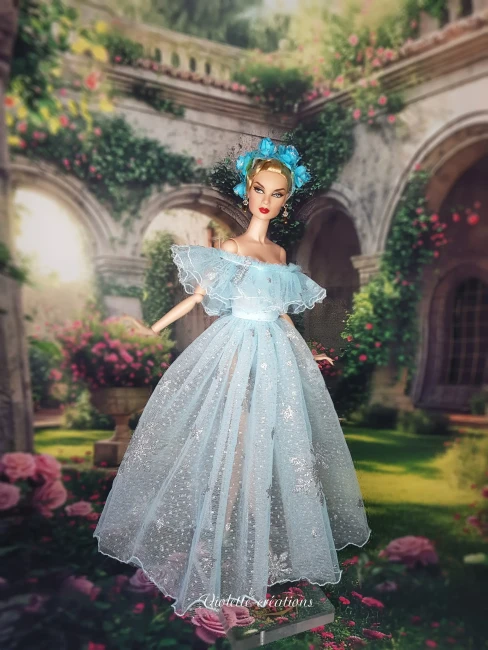 Robe-de-princesse-pour-poupee-type-barbie (2) Robe de princesse en tulle bleu clair à flocons argentés et serre-tête fleuri pour poupée mannequin type Barbie