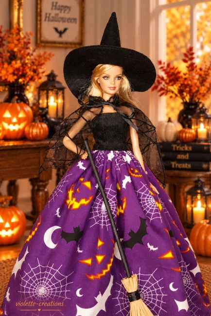 Robe de sorcière Halloween pour poupée Barbie avec accessoires Poupée Barbie habillée en sorcière avec une robe violette ornée de motifs Halloween, un chapeau pointu noir et un balai, posé devant un décor de citrouilles et de crânes