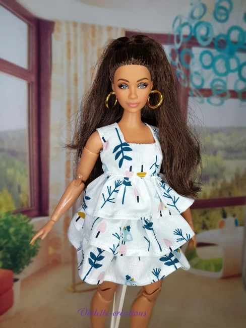 Robe-en-coton-pour-poupée-mannequin-type-Barbie-Curvy (3) Robe en coton imprimé blanche à volants pour poupée mannequin type Barbie Curvy réalisée à la main.