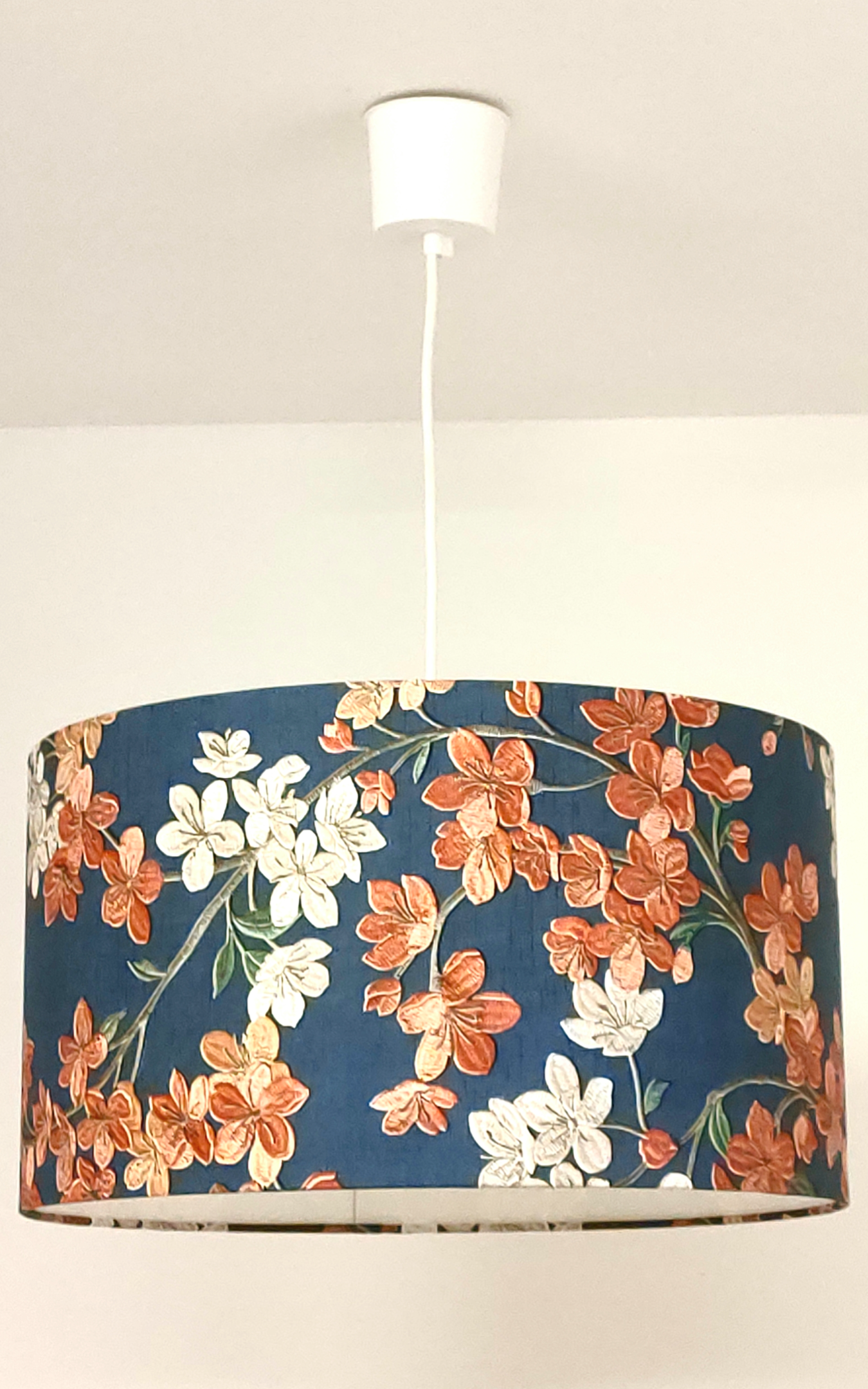abat-jour fleurs blanches et terracotta fond bleu marine