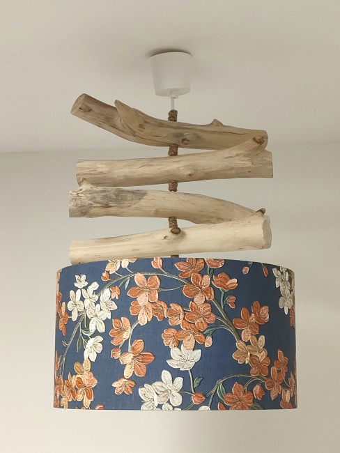 lustre bois flotté abat-jour fleurs blanches et terracotta