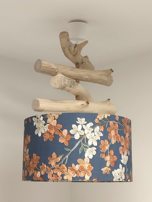 lustre bois flotté abat-jour fleurs blanches et terracotta