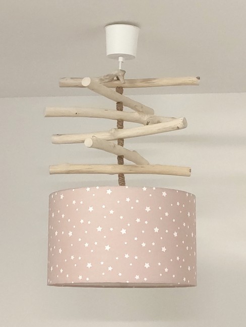 lustre suspension en bois flotté abat-jour rose nude pale étoiles blanches
