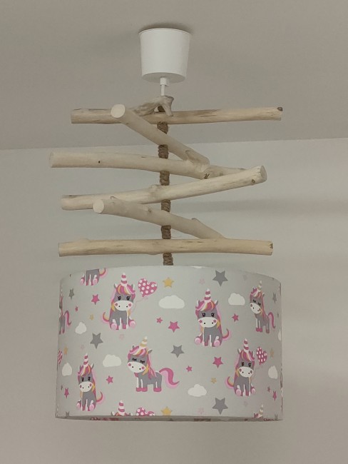 Lustre suspension en bois flotté abat-jour motif licornes 