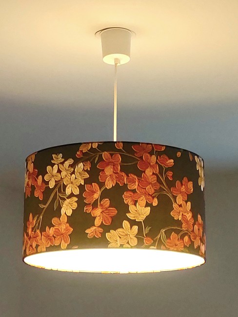 Abat-jour fleurs terracotta fond bleu 