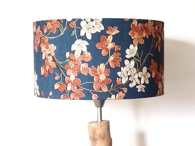 Abat-jour fleurs terracotta fond bleu 