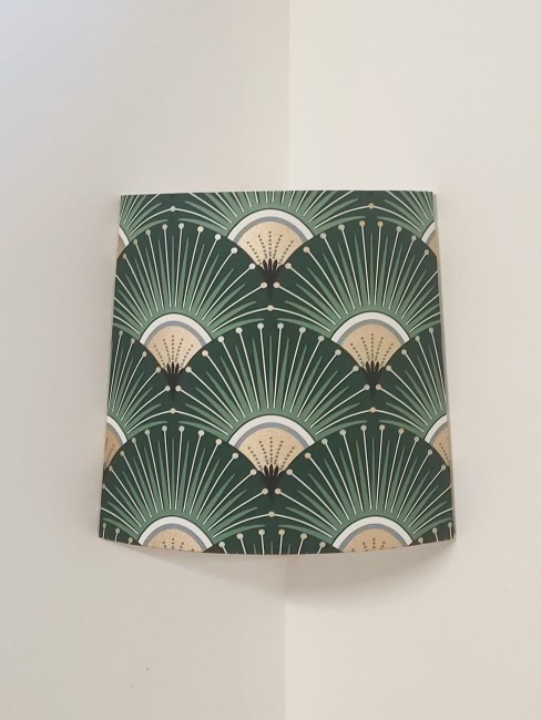 Applique murale d'angle trapèze motif art déco vert et or