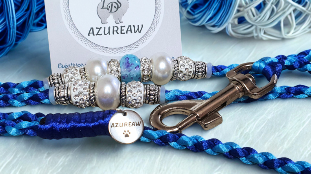 Laisse mousqueton tressée turquoie marine avec perles, fine et élégante, création Azureaw - Fait main
