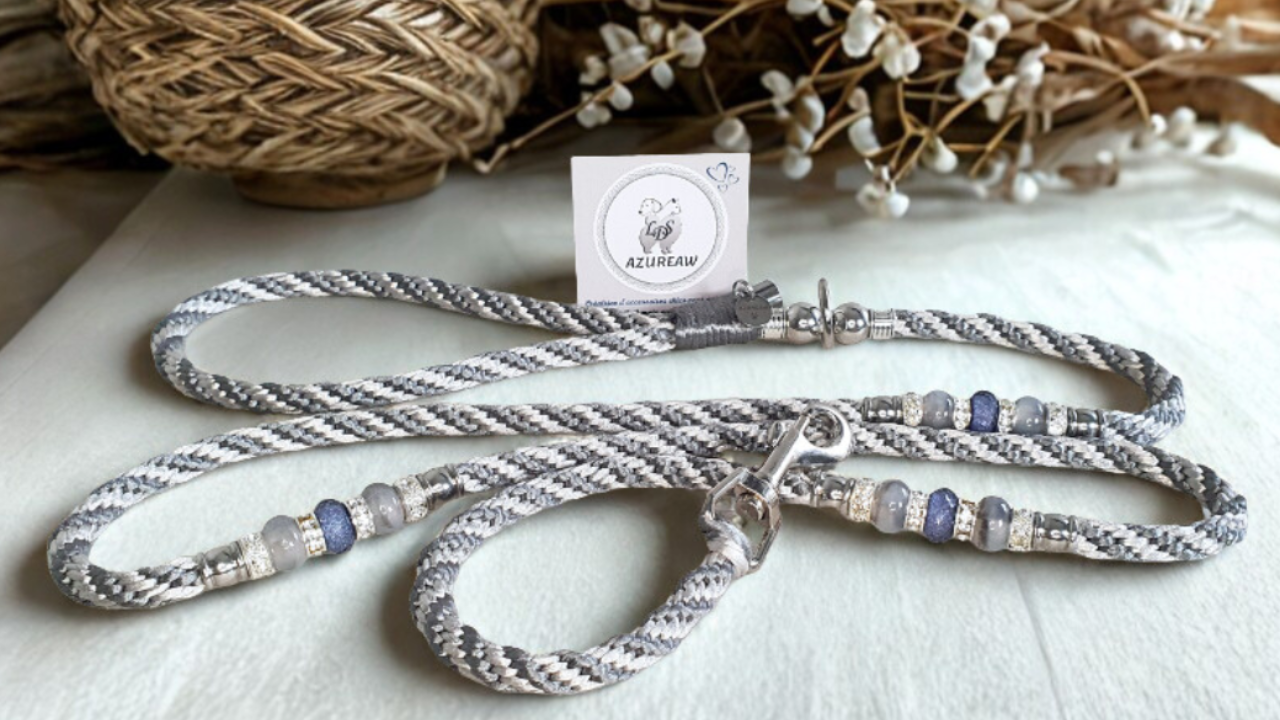 Laisse mousqueton gros diamètre gris argenté avec perles, création élégante pour chien par Azureaw - Fait main