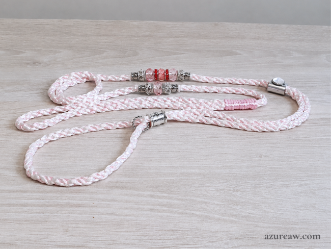 Laisse d’exposition Prestance Poudrée Azureaw, tressée blanc et rose bébé avec perles 
