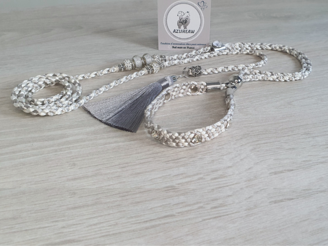 Laisse d’exposition blanche et argent avec perles, strass au sous-gorge et pompon argenté – modèle Étoile Argentée