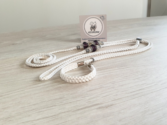 Laisse d’exposition canine Azureaw tressée blanche avec perles, entièrement tressée main. Laisse d’exposition canine Douceur Prune Azureaw, blanche avec perles, entièrement tressée main.