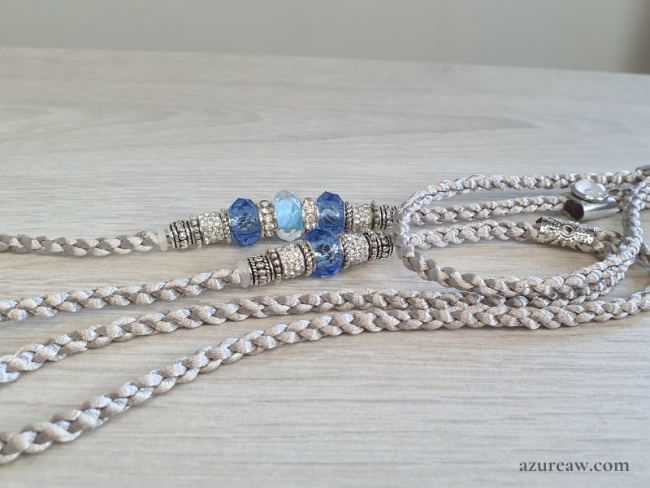 Laisse d’exposition Azur Boréal Azureaw, tressage Argenté avec perles bleues, turquoises et argentées.