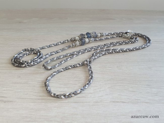 Laisse d’exposition canine Azureaw tressée gris et argent avec perles, entièrement tressée main. Laisse d’exposition canine Élégance Argentée Azureaw, gris et argent avec perles, entièrement tressée main.