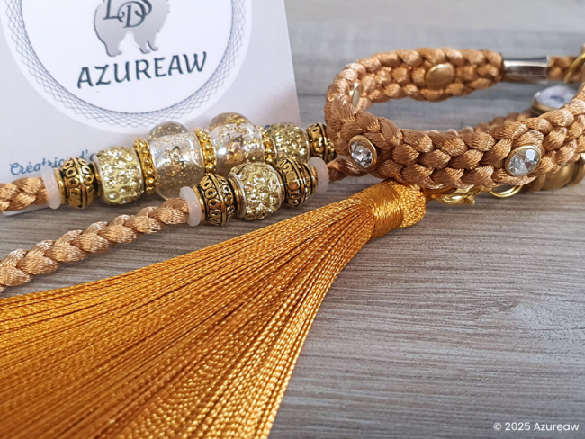 Laisse d’exposition canine Caramel Éclat Azureaw, caramel avec perles, strass et pompon, entièrement tressée main.