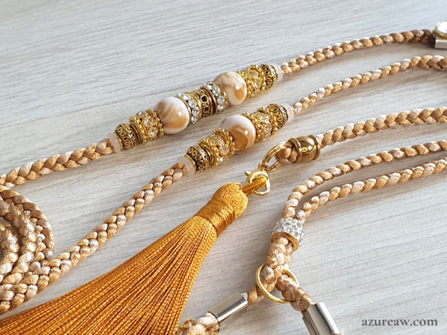 Laisse d’exposition canine Éclat d'Ambre Azureaw, un tressage Caramel et champagne avec sous-gorge pailleté, perles et pompon assorti , entièrement tressée main.