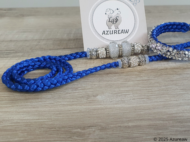 Laisse d’exposition Éclat Royal – Bleu roi et finitions argentées Azureaw Laisse d’exposition bleu roi Azureaw avec sous-gorge pailleté argenté et perles argentées